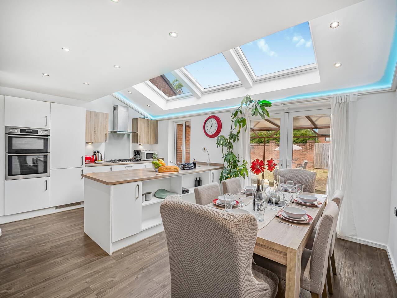 Chic Riverside Retreat Salford 4bd + free parking5